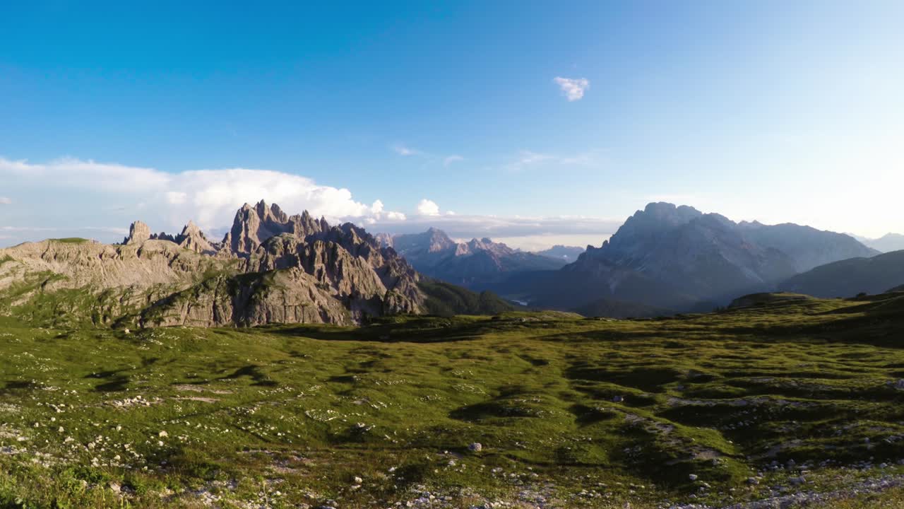 el parque natural nacional de timelapse se encuentra en los alpes dolomitas, la hermosa naturaleza de italia.