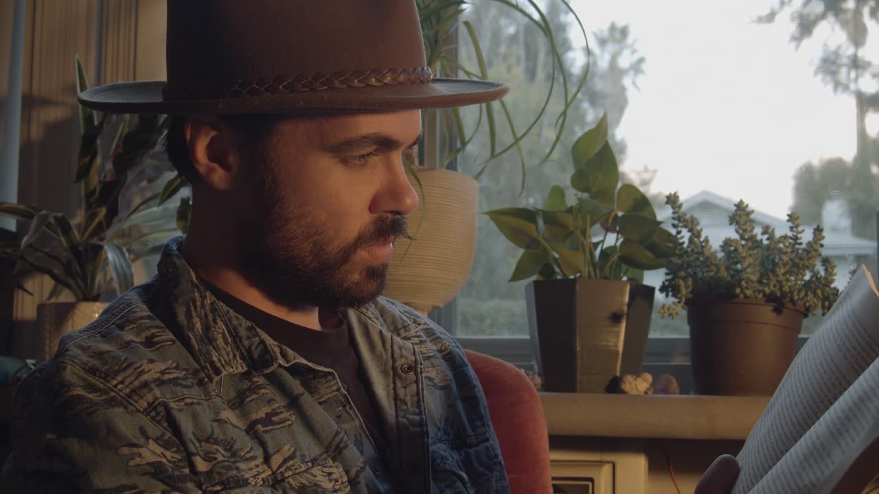 el hombre lee un libro en un día sombrío