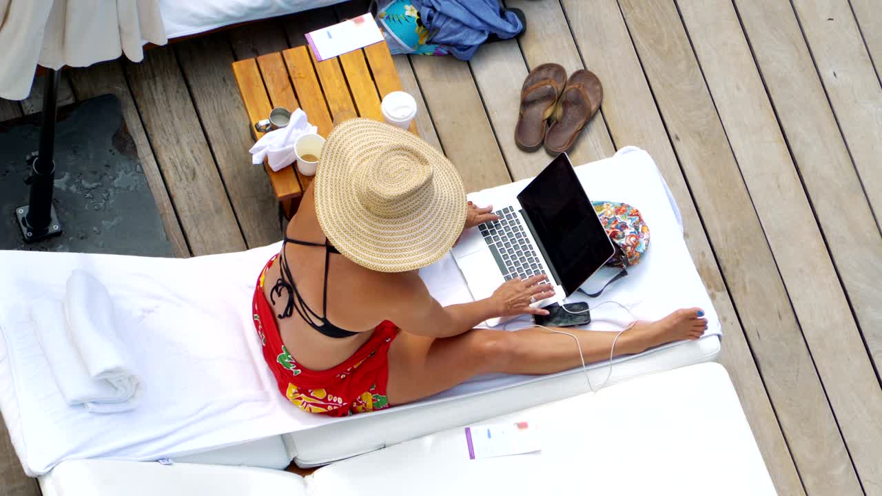 freelancer trabajando en la oficina del paraíso en 4k en cámara lenta