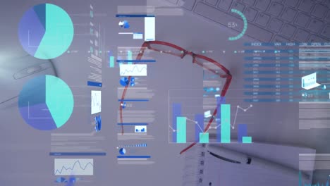 animación de las estadísticas y procesamiento de datos sobre el escritorio con computadoras y artículos de oficina.