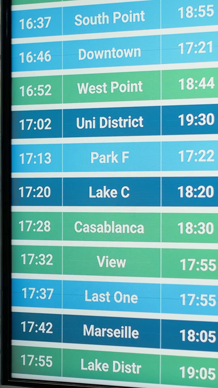 Sala vuota della stazione degli autobus con display digitali degli orari di partenza