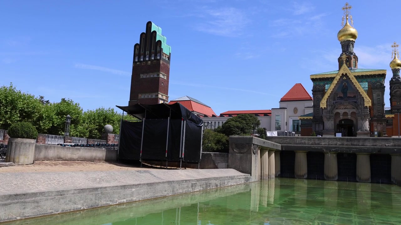 Udsigt over Mathildenhöhe-ensemblet med vandfunktion og historisk art nouveau-arkitektur i Darmstadt