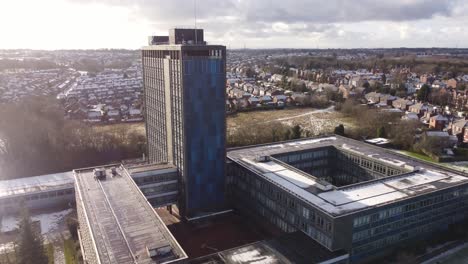 Pilkingtons-Glashauptquartier-Blaues-Hochhaus-Geschäftsbüropark-Antenne-Umkreisende-Rückansicht