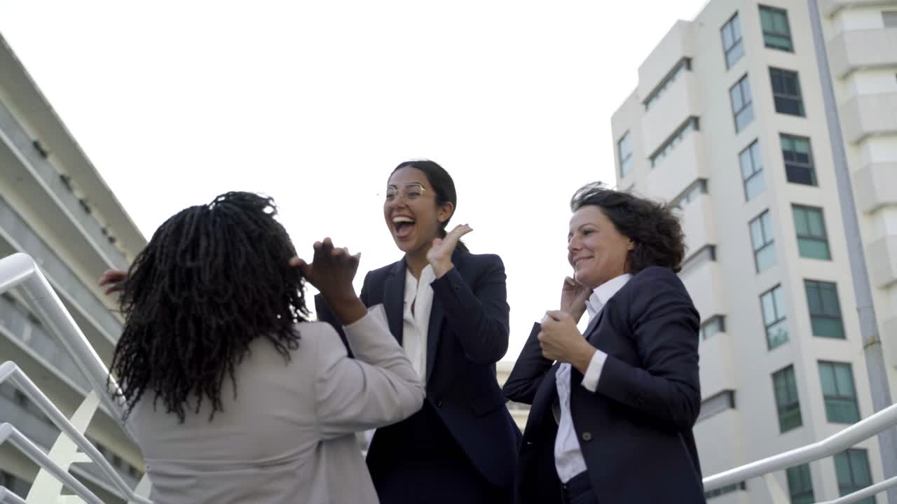 성공적 인 여성 들 이 오버브리지 에서 웃고 다섯 개 를 주고 있다