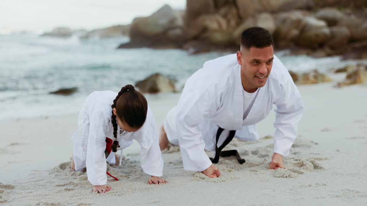 mar, ejercicio de karate o niño aprendiendo artes marciales