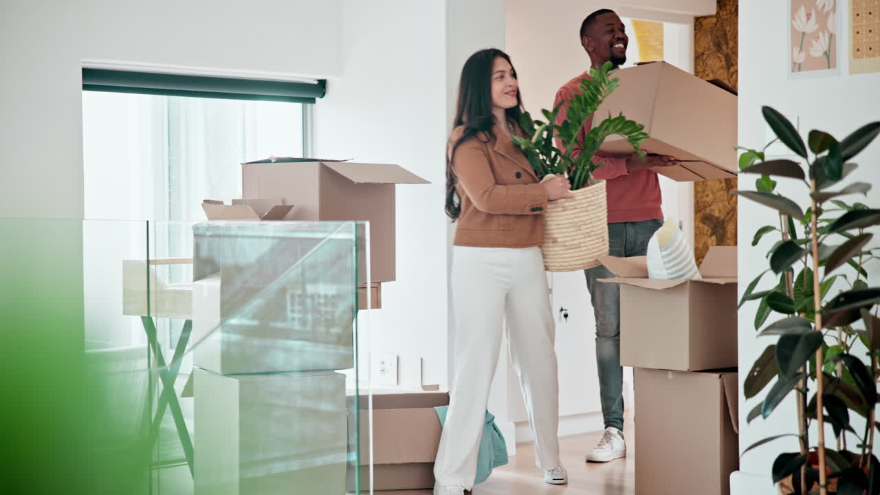 una pareja feliz se muda a un nuevo hogar.