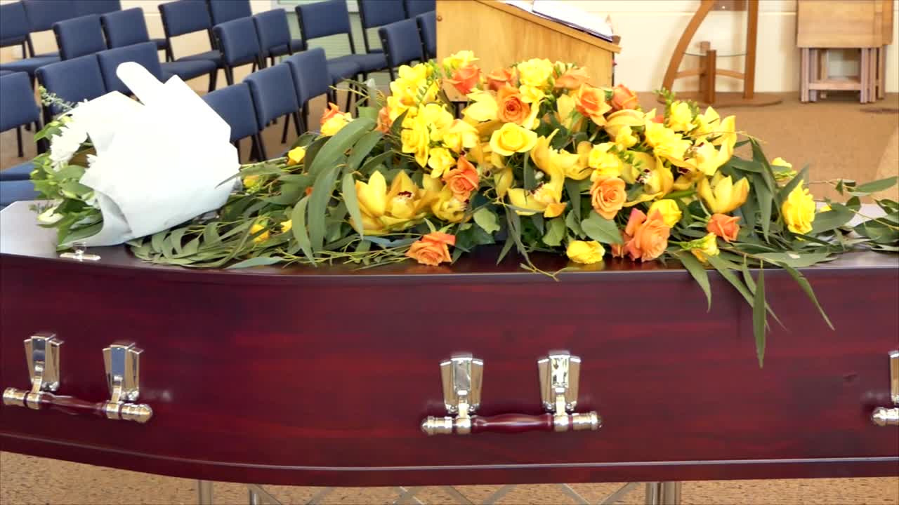 colpo del primo piano di un cofanetto funebre in un carro funebre o cappella o sepoltura al cimitero