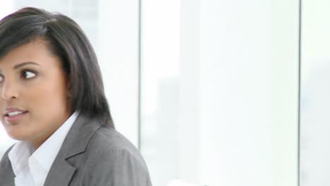 panorama de una mujer de negocios afroamericana hablando con alguien