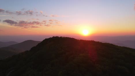 Eine-Ausgezeichnete-Luftaufnahme-Des-Sonnenuntergangs-über-Den-Blue-ridge-bergen-In-Nordkarolina