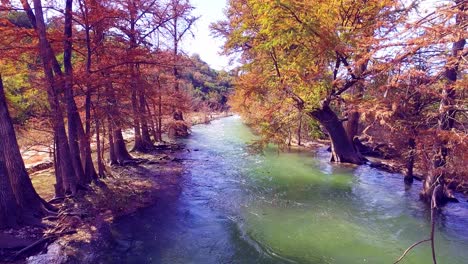 Herbstlaubbäume-über-Dem-Fließenden-Fluss-Medina-River-Bandera-Texas