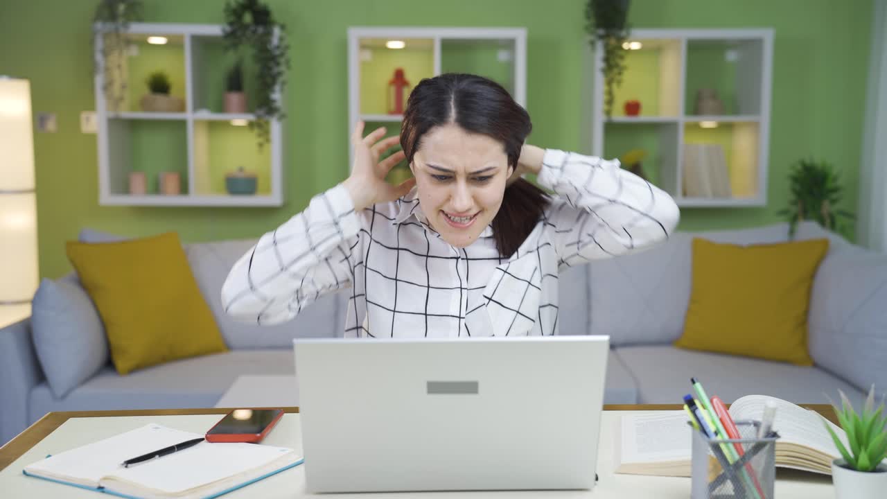 흥분한 젊은 사업가 여성이 좋은 소식을 듣습니다.