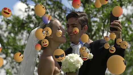 Emoji-Symbole-Mit-Einem-Frisch-Verheirateten-Paar,-Das-Im-Hintergrund-Ein-Selfie-Macht,-4k