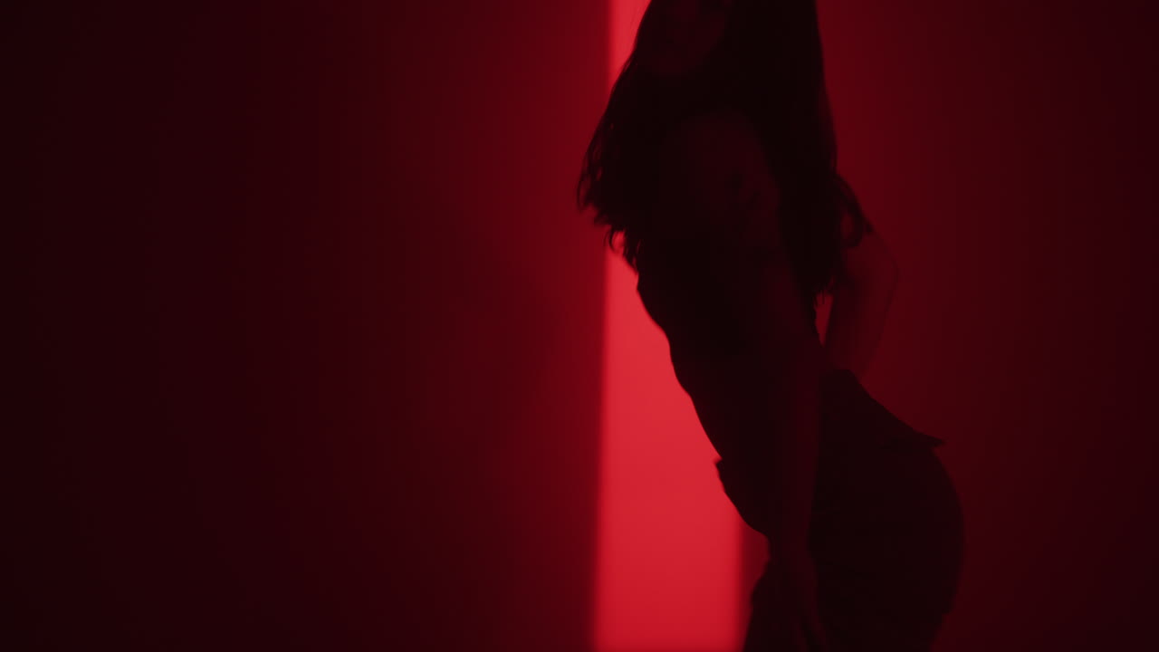 mujer bailando en la luz roja