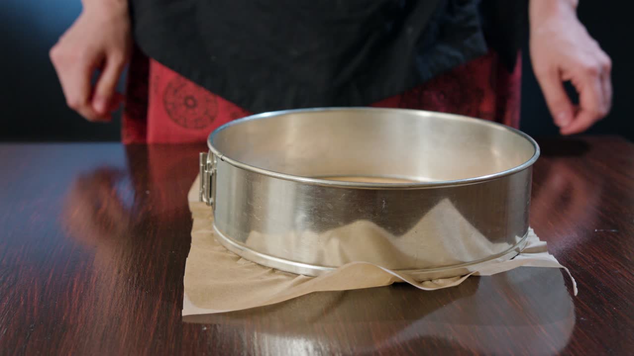 베이킹 팬과 베이킹 페이퍼를 준비하는 요리사