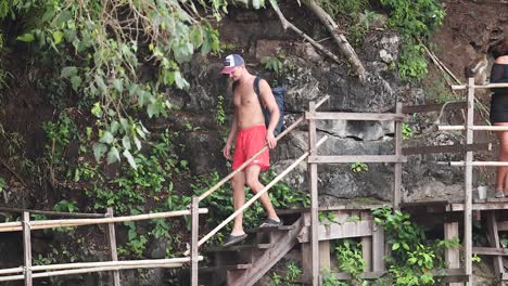 dos personas caminando por las escaleras en la naturaleza