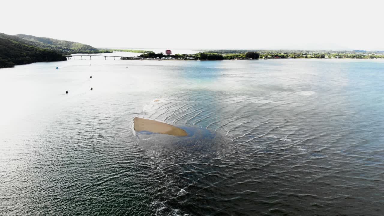pequeña isla en aguas poco profundas del mar azul