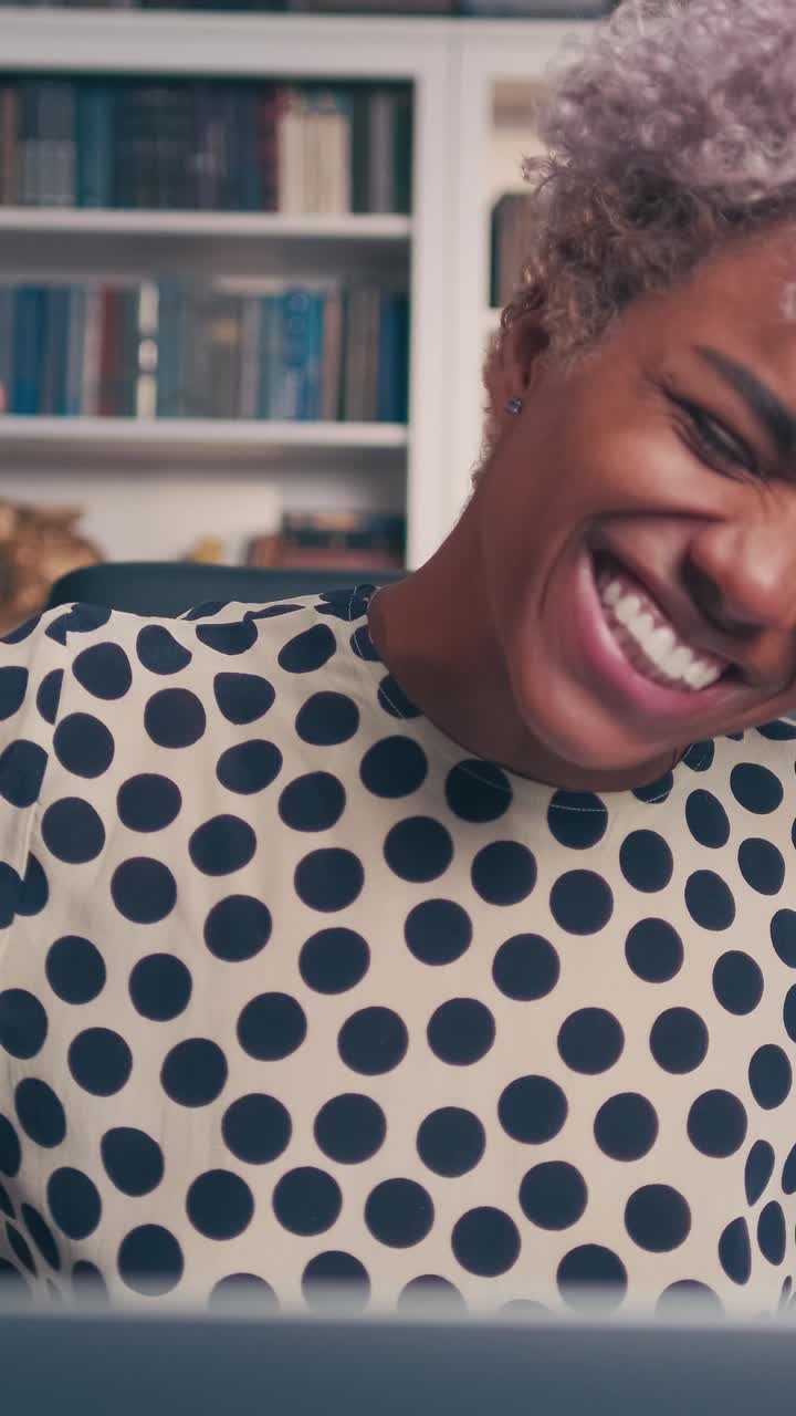 Momento emozionante per una donna afroamericana alla sua scrivania
