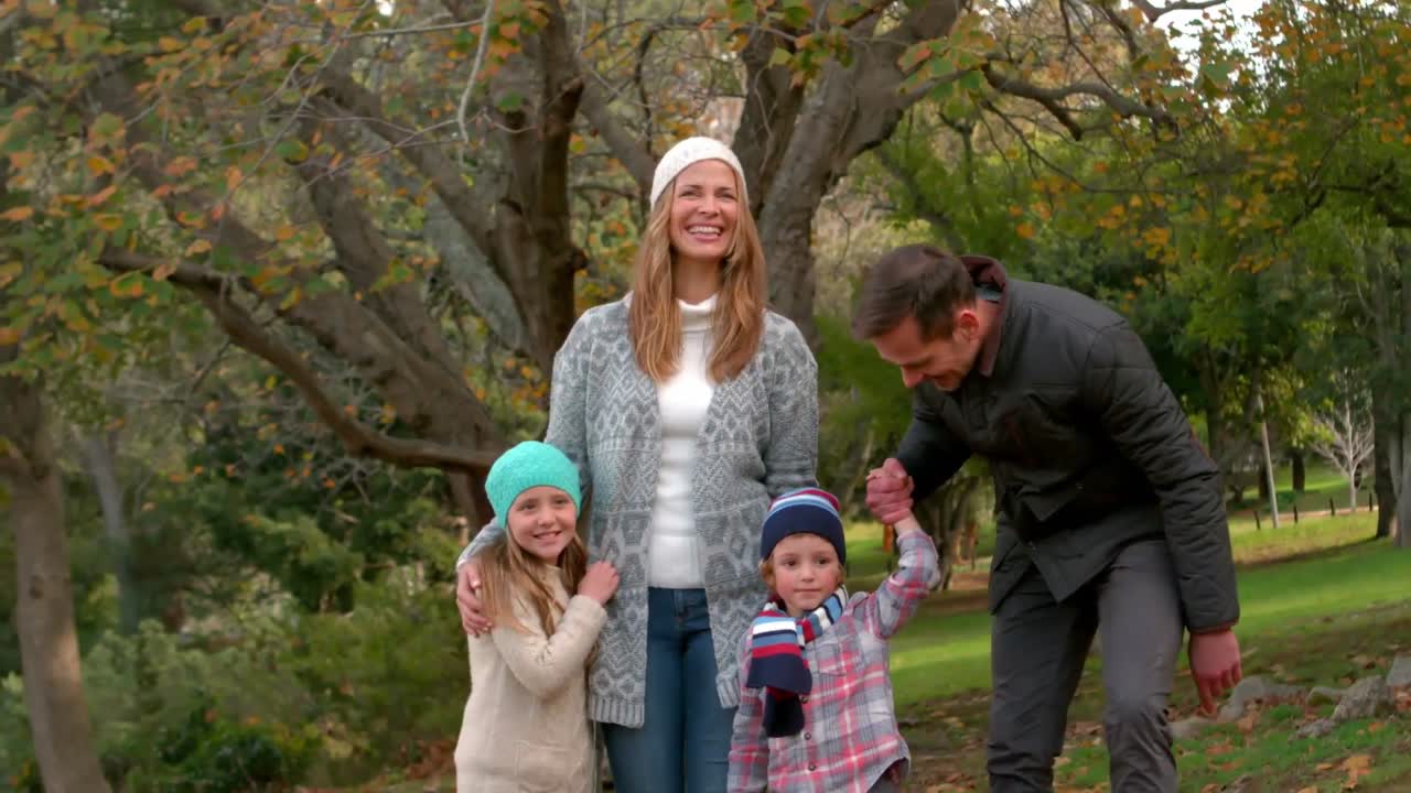 행복 한 가족 이 함께 즐겁게 지내는 것