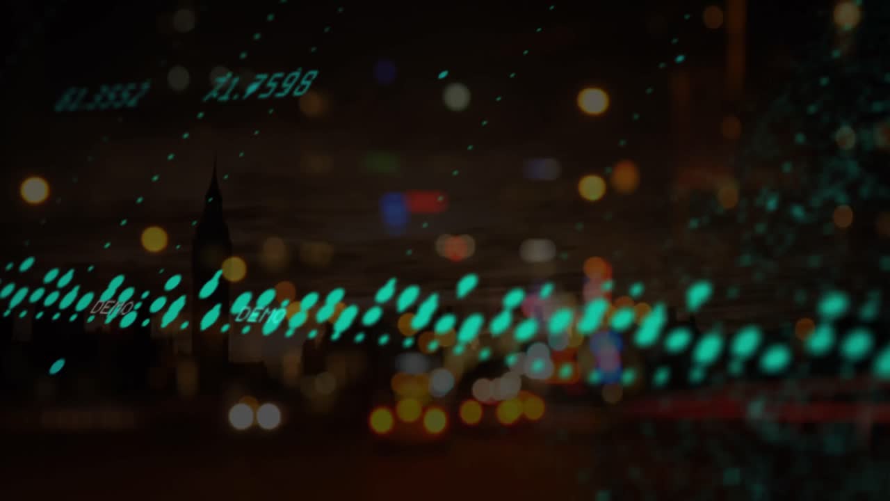 Animazione di molteplici numeri che cambiano ed elaborazione dati sullo sfondo del traffico cittadino notturno