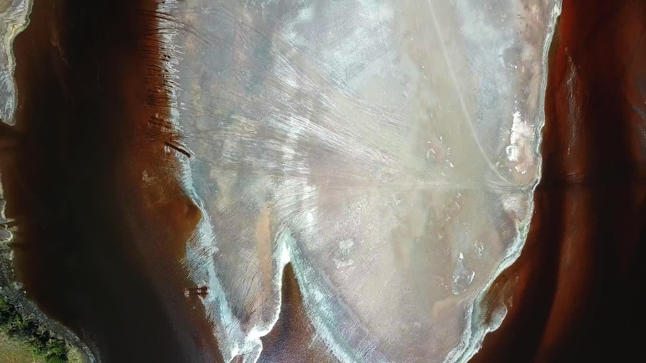 lago salino único y magnífico en kenia, áfrica oriental