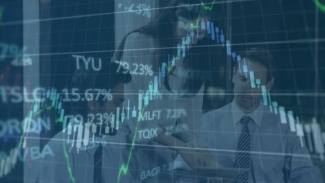 animación del procesamiento de datos estadísticos sobre un grupo diverso de empresarios discutiendo en la oficina