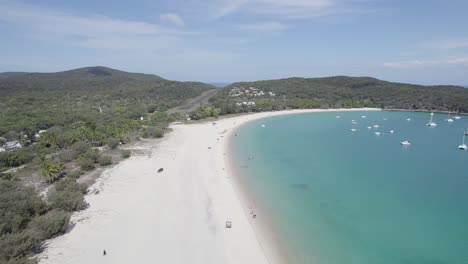 Veleros-Flotando-En-El-Paraíso-Tropical-De-La-Isla-Gran-Keppel-En-La-Costa-De-Capricornio-En-El-Centro-De-Queensland,-Australia