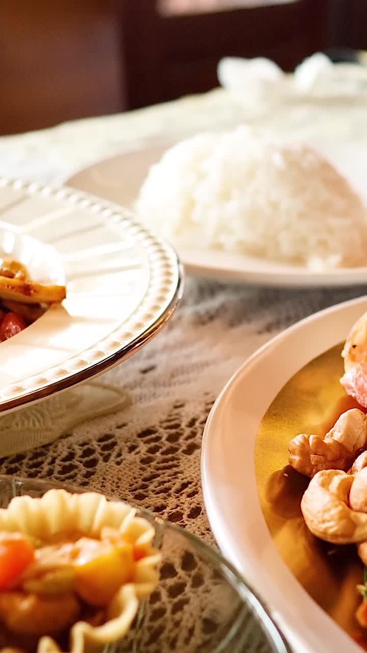 platos de comida tailandesa