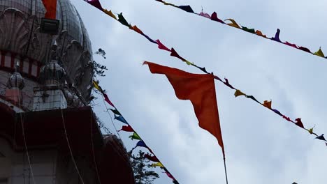 Manikaran-Sahib-Gurudwara-Der-Sikhs-Religion,-Geschmückt-Mit-Flaggen-Am-Tag-Aus-Verschiedenen-Blickwinkeln.-Das-Video-Wurde-Am-22.-März-2023-In-Manikaran-Manali-Himachal-Pradesh,-Indien,-Aufgenommen