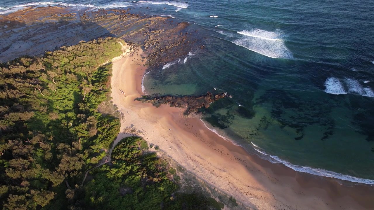 Spiaggia di Sabbia Bianca - Bateau Bay Beach nel NSW, Australia - Ripresa Aerea