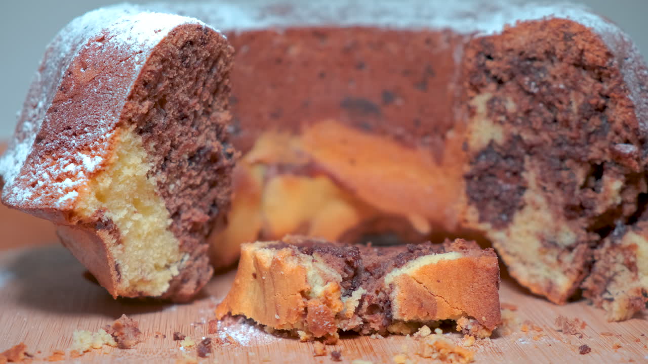 나무 접시에 있는 전통적인 대리석 케이크, 슬라이드 샷