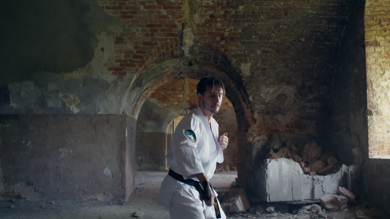 Esperto di karate in un edificio abbandonato