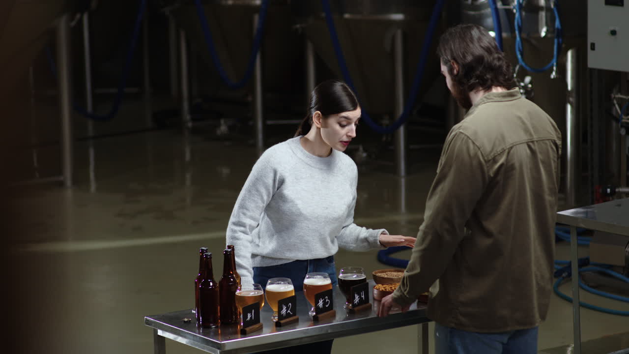mujer explicando la degustación de cerveza