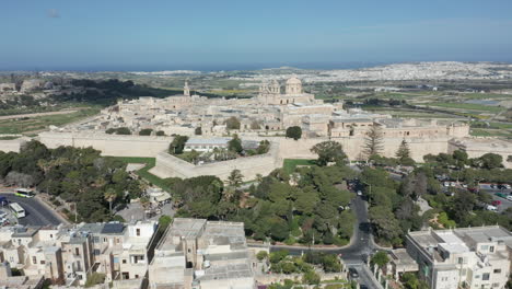 Toma-Aérea-De-Drones-De-Rabat-Y-La-Ciudad-Fortificada-De-Mdina,-Malta