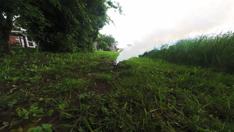 Una-Lipo-batería-Para-Un-Dron-Se-Quema-En-El-Suelo-Con-Humo-Blanco-Pesado