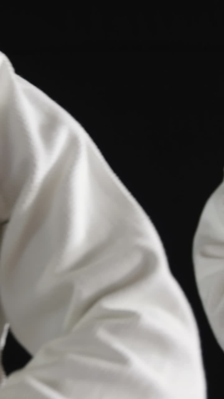 hombres practicando karate