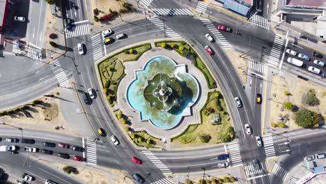 intersección de autopista compleja alrededor de una gran fuente de agua