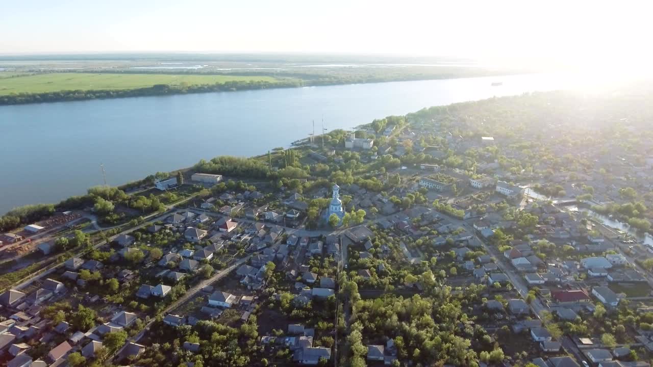 우크라이나 오데사 지방의 빌코보 시 (vilkovo) 는 여름에 공중에서 볼 수 있다.