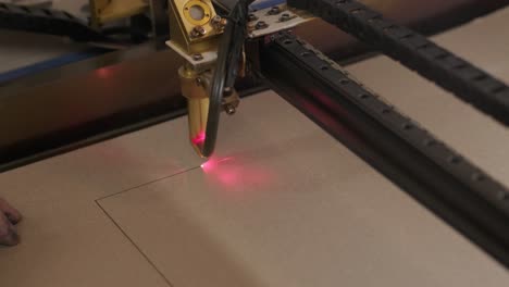 машина лазерной резки с использованием cnc режет деревянные доски и фанеру