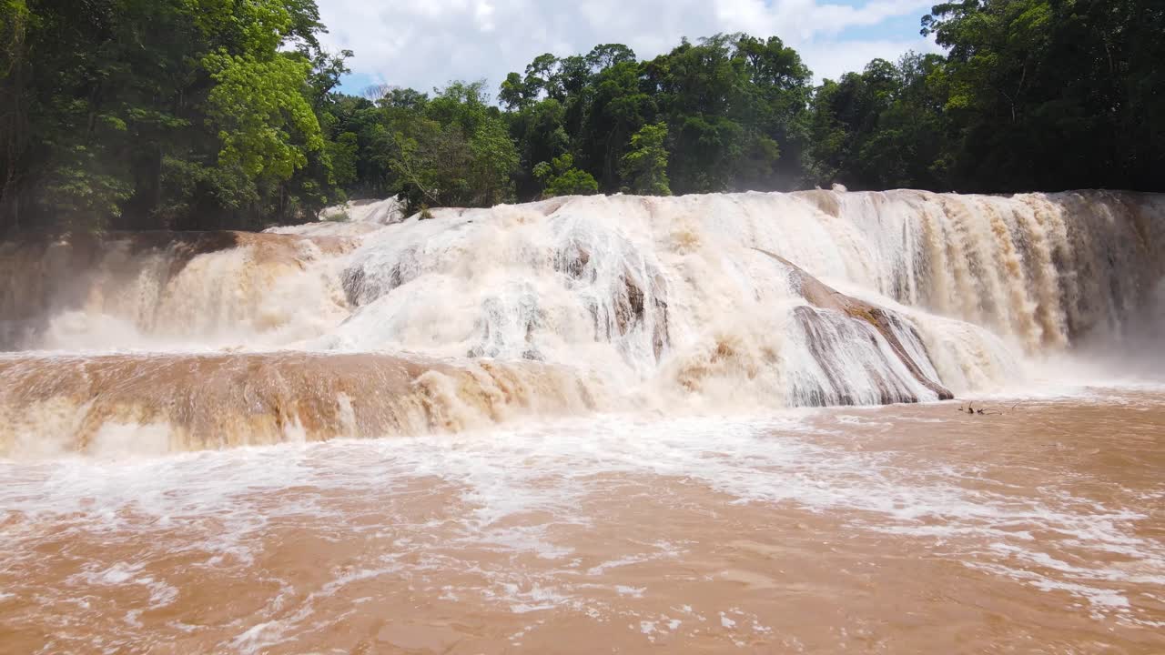 cataratas de agua azul en méxico después de fuertes lluvias, vista aérea 4k