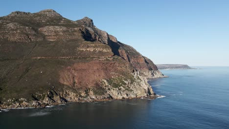 Chapman&#39;s-Peak-Coastal-Drive-In-Südafrika-Mit-Autos,-Die-Auf-Der-Kurvenreichen-Straße-Und-Dem-Blauen-Meer-Darunter-Fahren