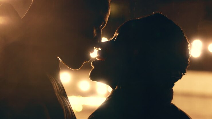 Amour, baiser et lumière avec silhouette de couple