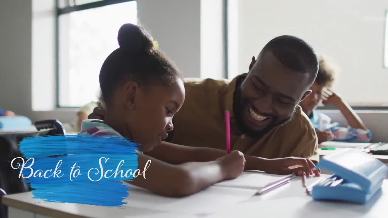 Animazione di testo "Ritorno a scuola" su un insegnante maschio afroamericano felice e una scolaretta al banco