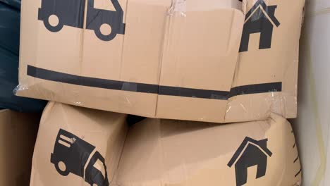 cajas de mudanza dañadas por empresas de mudanzas, buen clip para promocionar buenas empresas de mudanzas