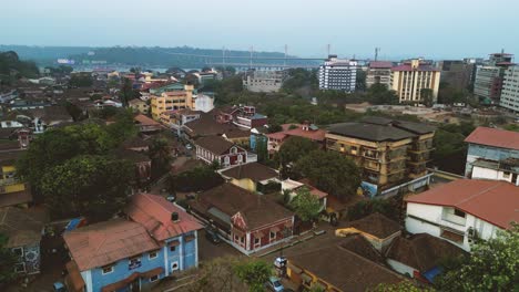 Viejo-Panjim-Por-Drone---Casas-De-Arquitectura-Portuguesa-Y-Un-Gran-Puente-Al-Fondo---Panaji,-Capital-De-Goa---Sur-De-La-India