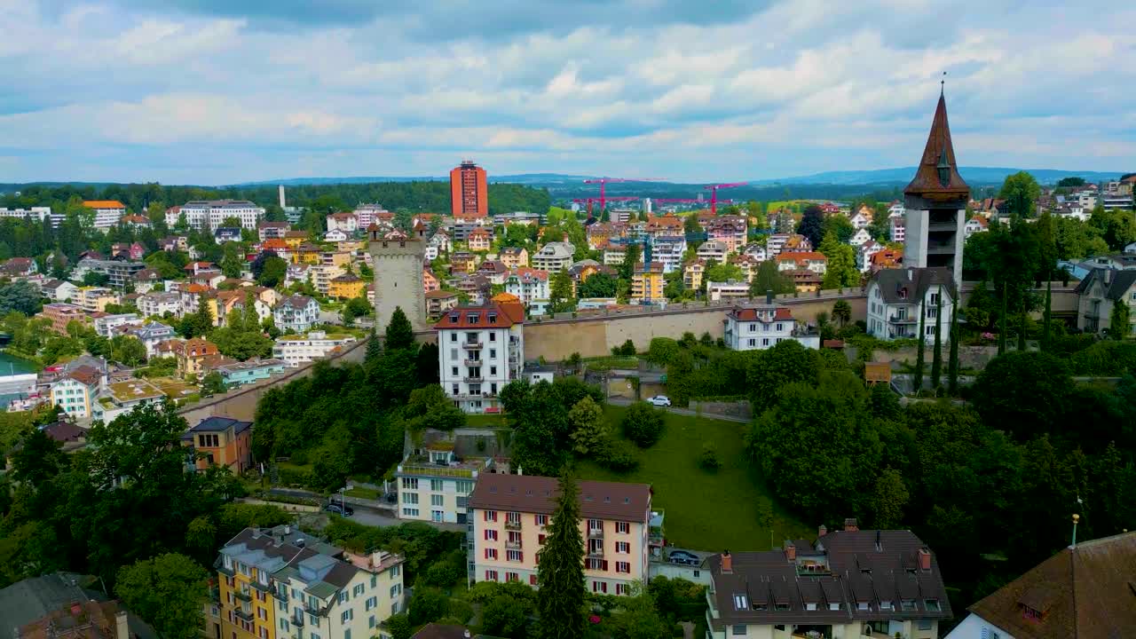 스위스 루체른의 무세그 벽 근처에 있는 집들의 4k 드론 영상