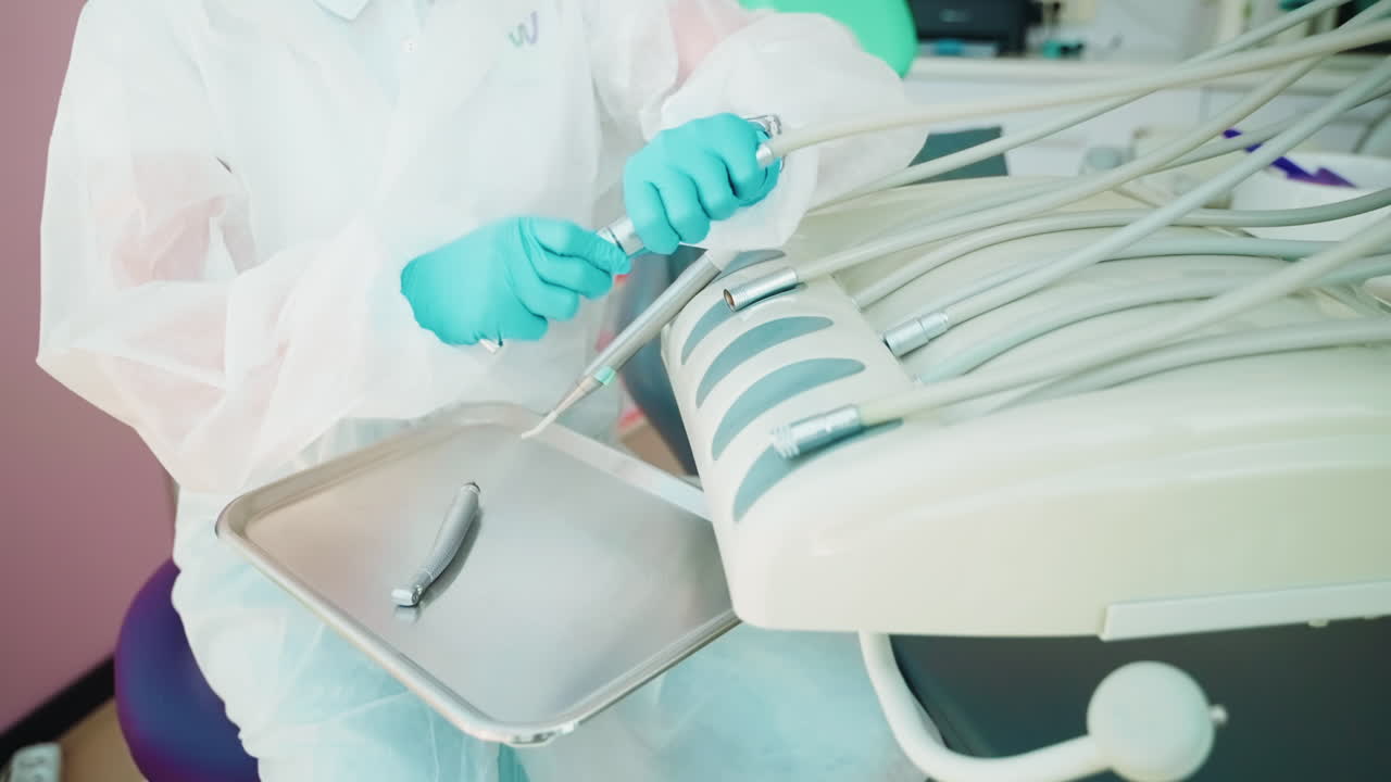 dentista que trabaja en equipos dentales