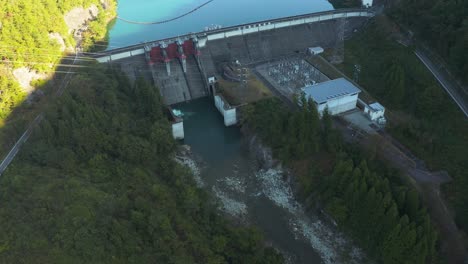 Presa-Iwaya-Y-Río-Laberinto-En-La-Prefectura-Rural-De-Gifu,-Japón