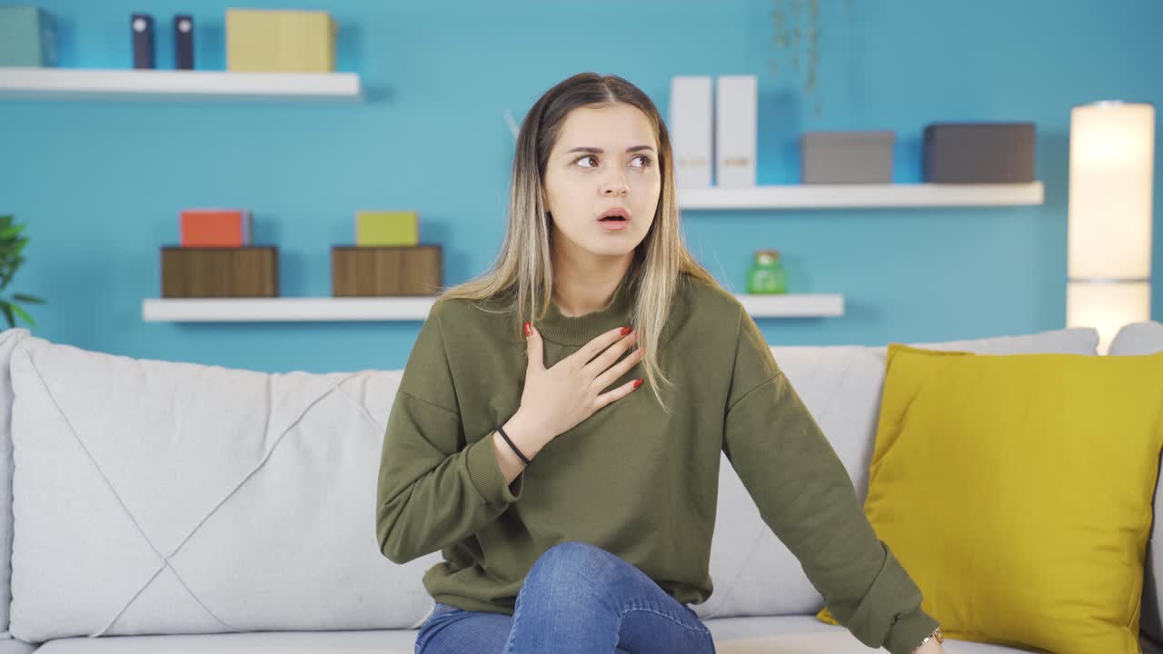 열병을  ⁇ 고 있는 젊은 여성이 호흡곤란을 겪고 있습니다.