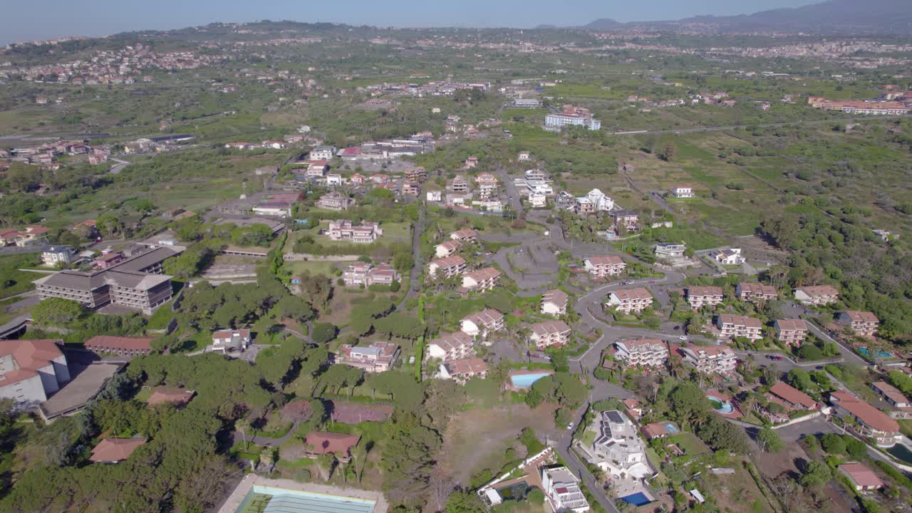 fotografía aérea de una zona residencial cerca de catania, sicilia, italia, con vista al mar