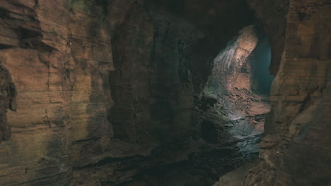 la entrada de la cueva oscura y misteriosa